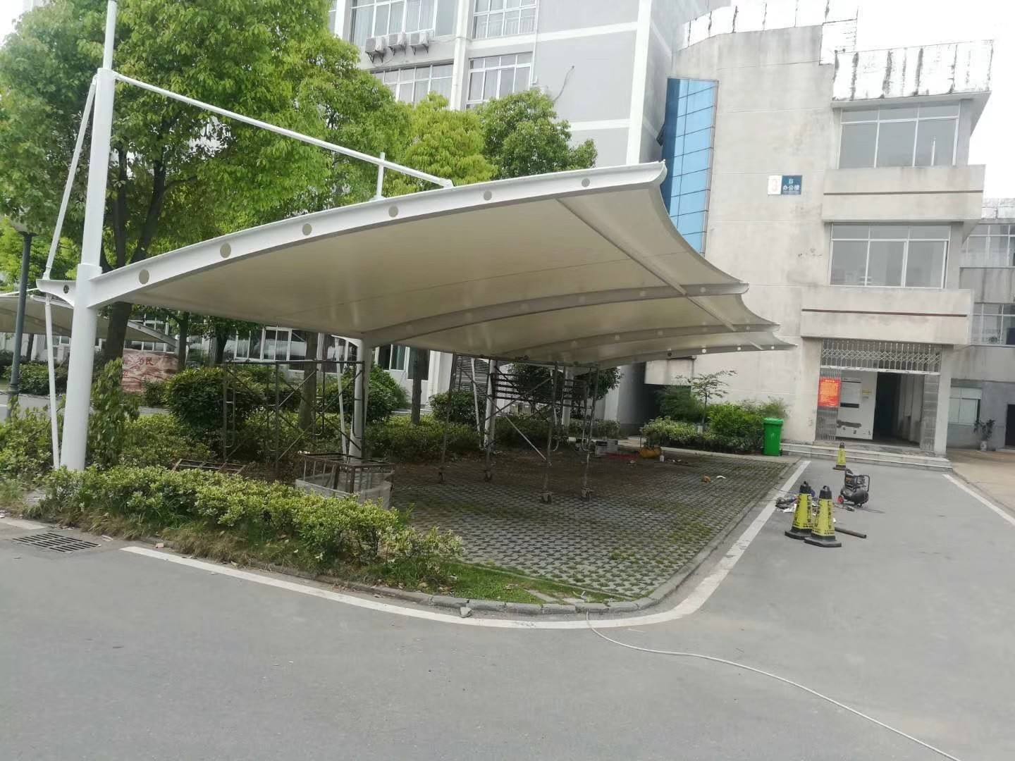 拉桿式膜結(jié)構(gòu)停車(chē)篷