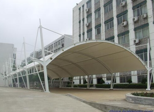 拉桿式膜結(jié)構(gòu)停車(chē)篷