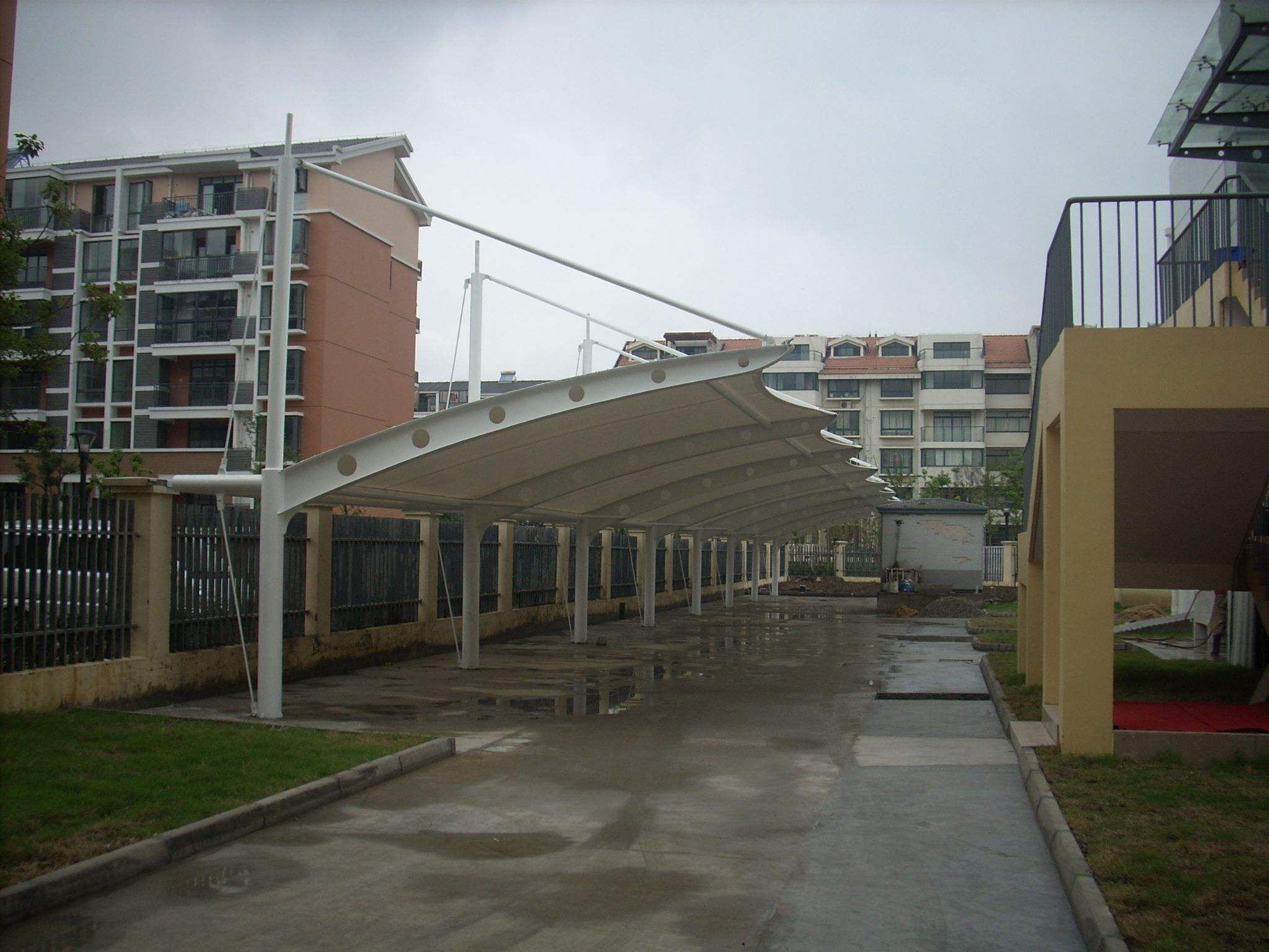 拉桿式膜結(jié)構(gòu)停車(chē)篷